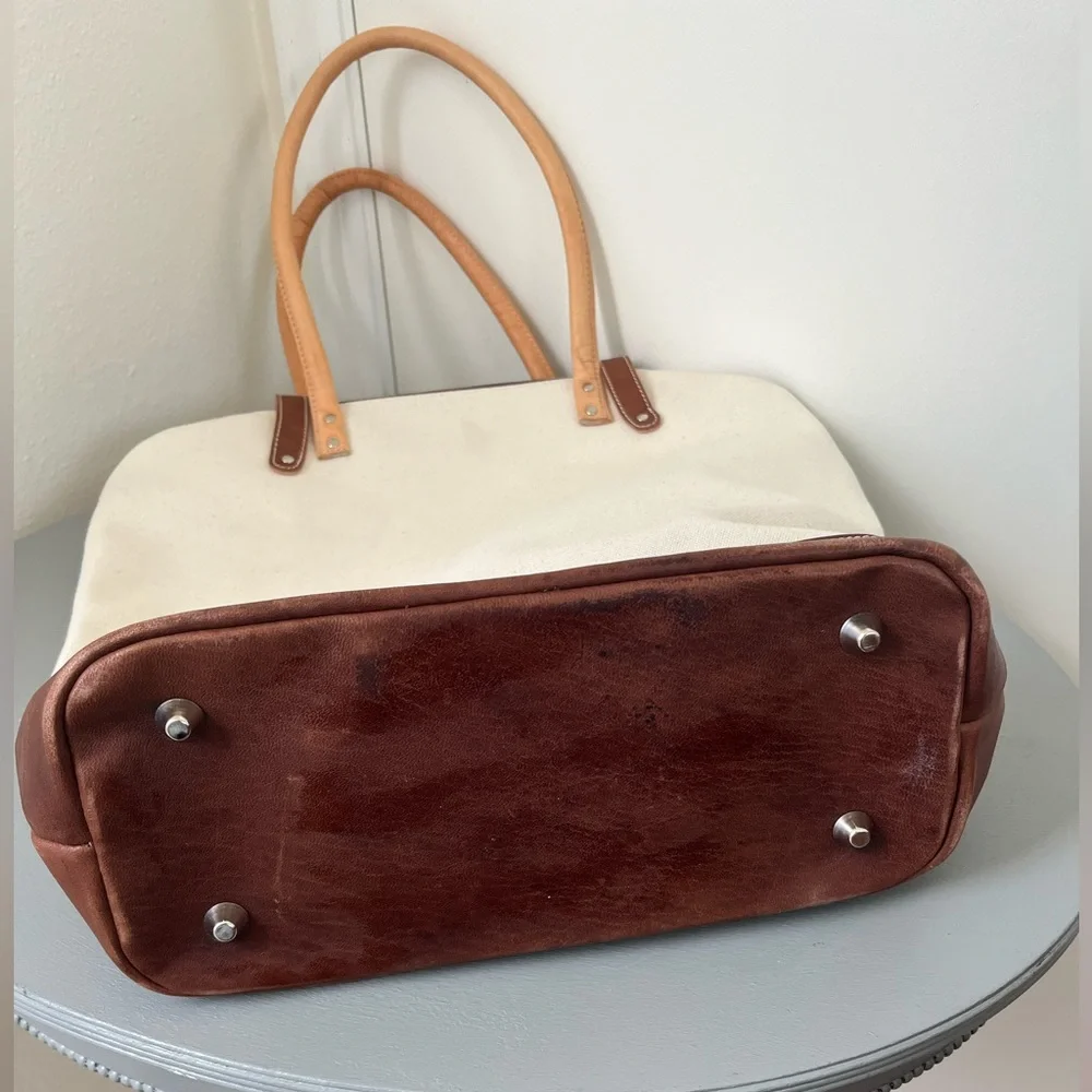 Elegant Canvas and Leather Shoulder Bag - Picture 9 of 10
